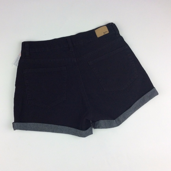 - Roebuck And CO. Missy Insane Midi Shorts. - Picture 2 of 2